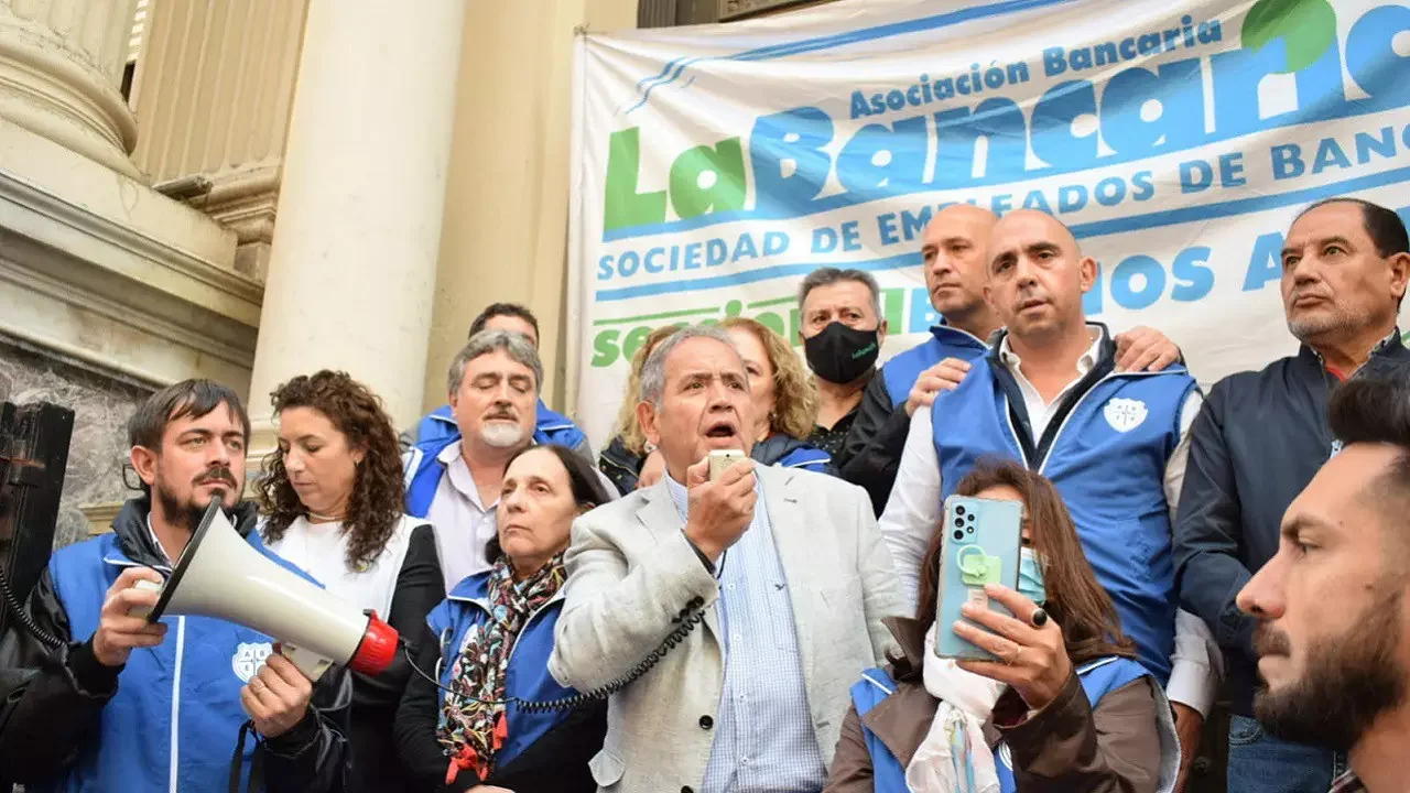 Gremio Bancario cerro una paritaria de más de $1.3 millones de básico