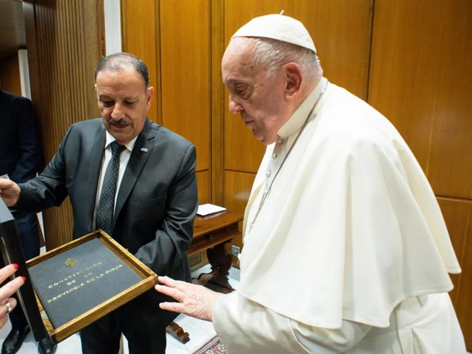 Ricardo Quintela le presentó al Papa Francisco la Reforma Constitucional de La Rioja.