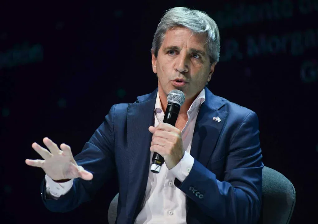 Caputo Considera Aumentar las Tarifas de Luz y Gas a Pesar de su Impacto Inflacionario