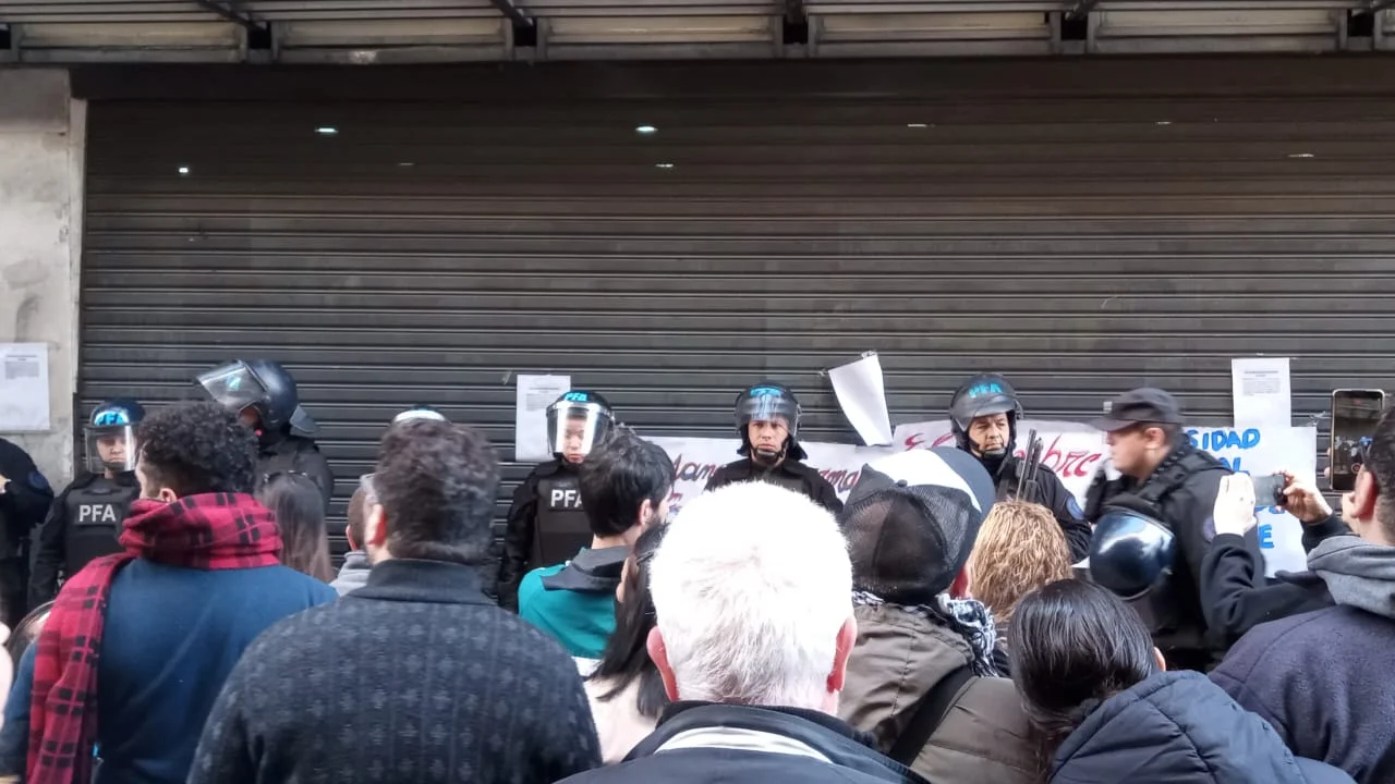Policía Federal cierra el acceso de los trabajadores a la Universidad de Las Madres.
