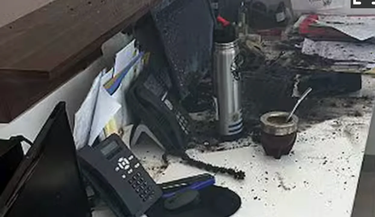 Así quedó el escritorio de la persona que abrió uno de los 2 sobres bomba.