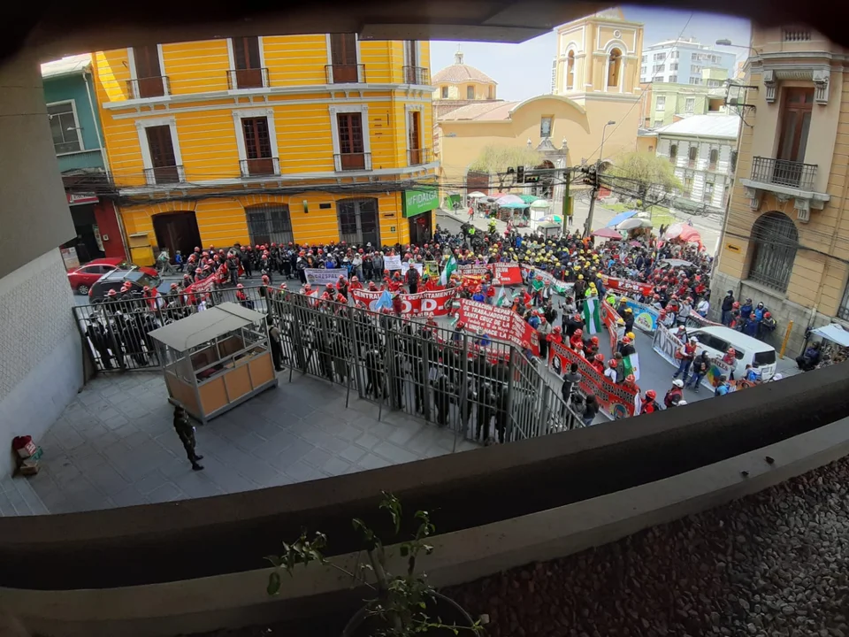 Tensión en la Asamblea Legislativa Plurinacional: Protestas de la COB