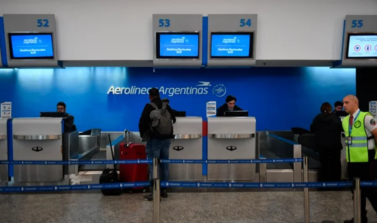 Millonarias pérdidas para Aerolíneas Argentinas por paro de pilotos y tripulantes