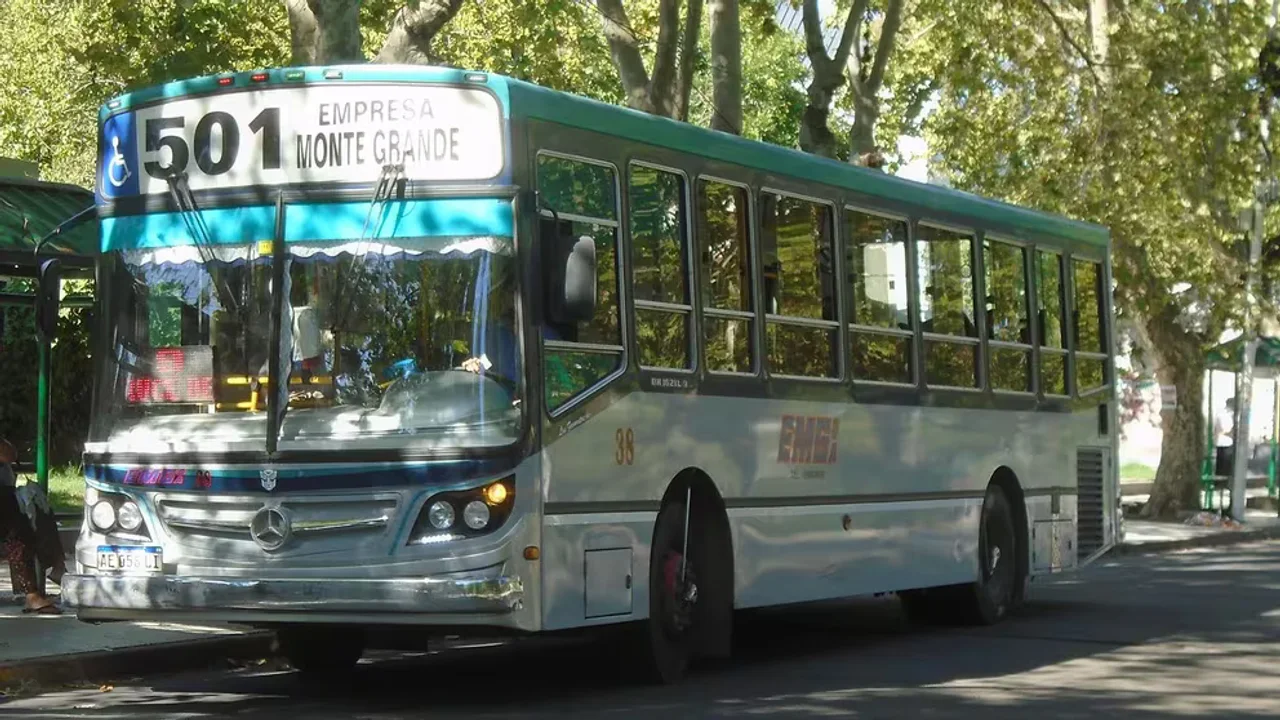 Un chofer de colectivo fue baleado en Esteban Echeverría. Tres líneas de colectivo se encuentran en Paro