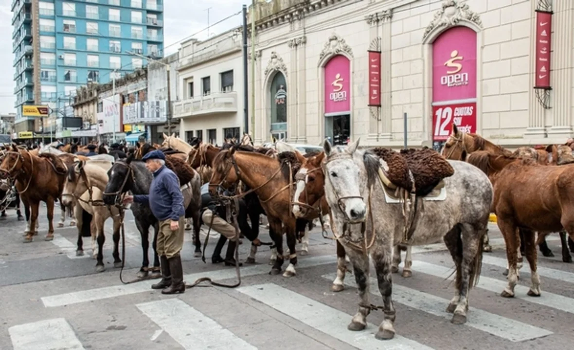 Wesner acompaña a los Gauchos Peregrinos en su partida hacia Luján