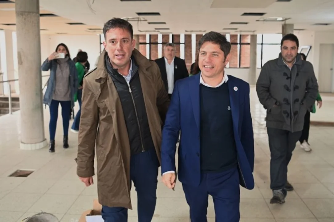 Kicillof entrega viviendas y netbooks en Tres Lomas