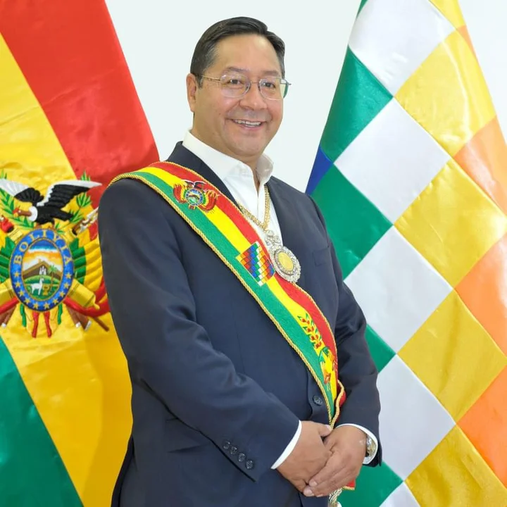 El presidente Luis Arce se prepara para dar un mensaje importante.