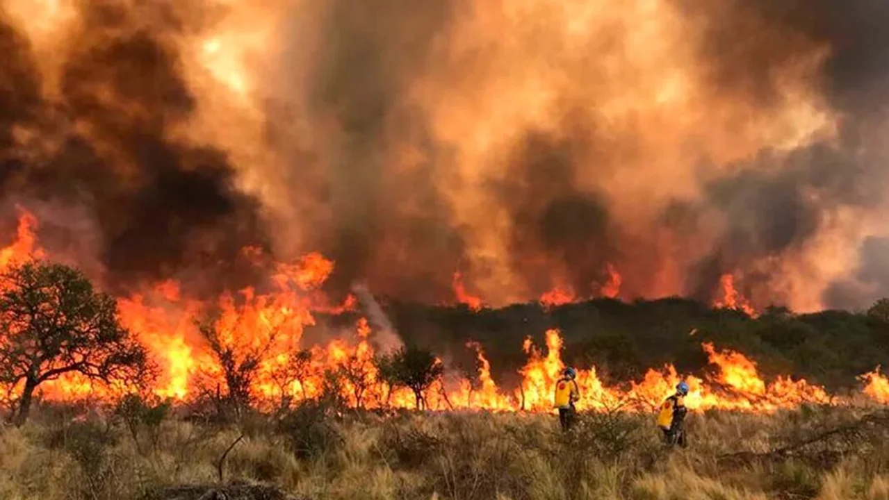 Córdoba: aun sieguen activos 4 incendios  y el riesgo climático continúa en nivel extremo