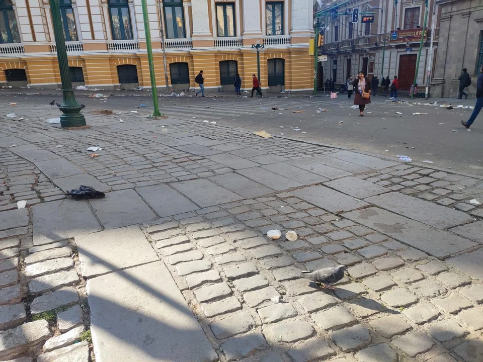 Plaza Murillo amanece descuidada y con basura tras concentración arcista