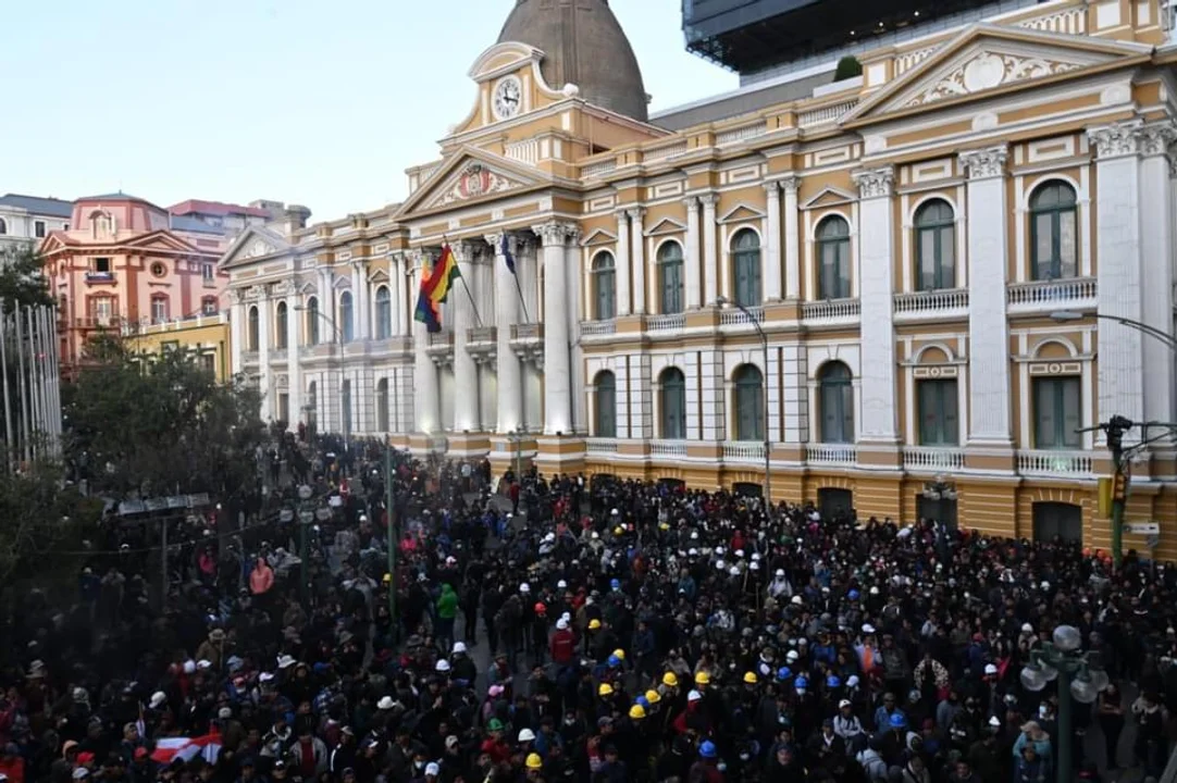 Luis Arce agradece respaldo en Plaza Murillo y reafirma ‘unidad’ para defender la democracia