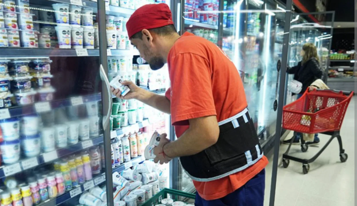 El básico de los empleados de comercio  se elevó a $926 mil con presentismo.