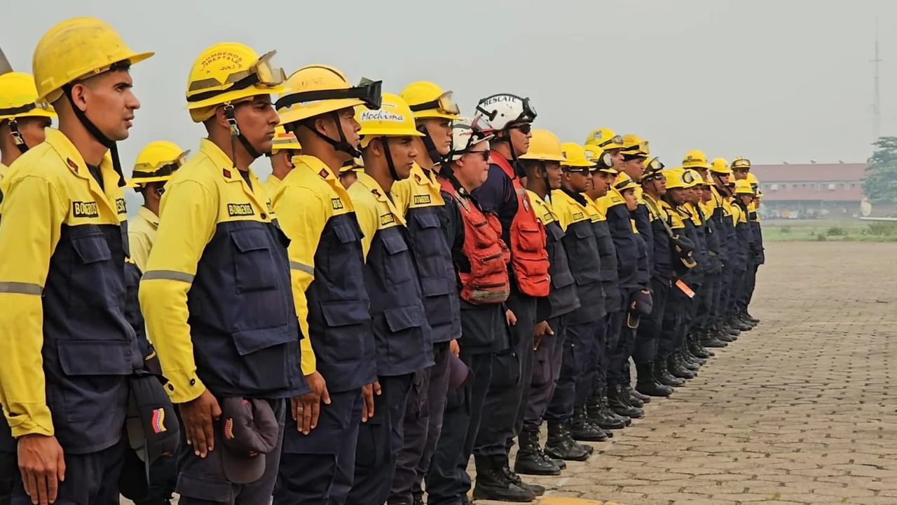 Bomberos internacionales llegan a Bolivia para combatir incendios forestales