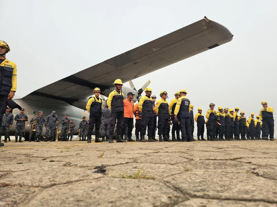 Bomberos internacionales llegan a Bolivia para combatir incendios forestales