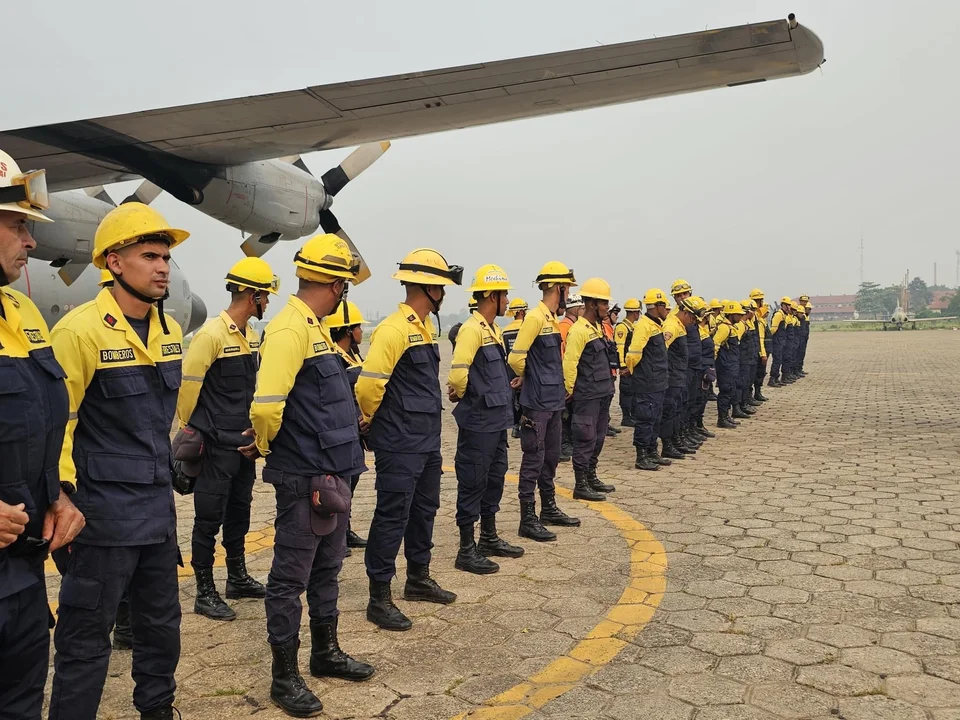 Bomberos internacionales llegan a Bolivia para combatir incendios forestales
