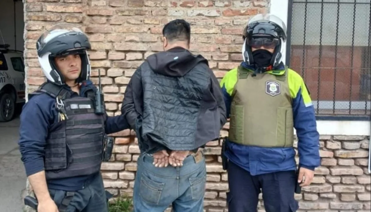 Detenido por portar un arma, marihuana y agredir a policías en pleno operativo