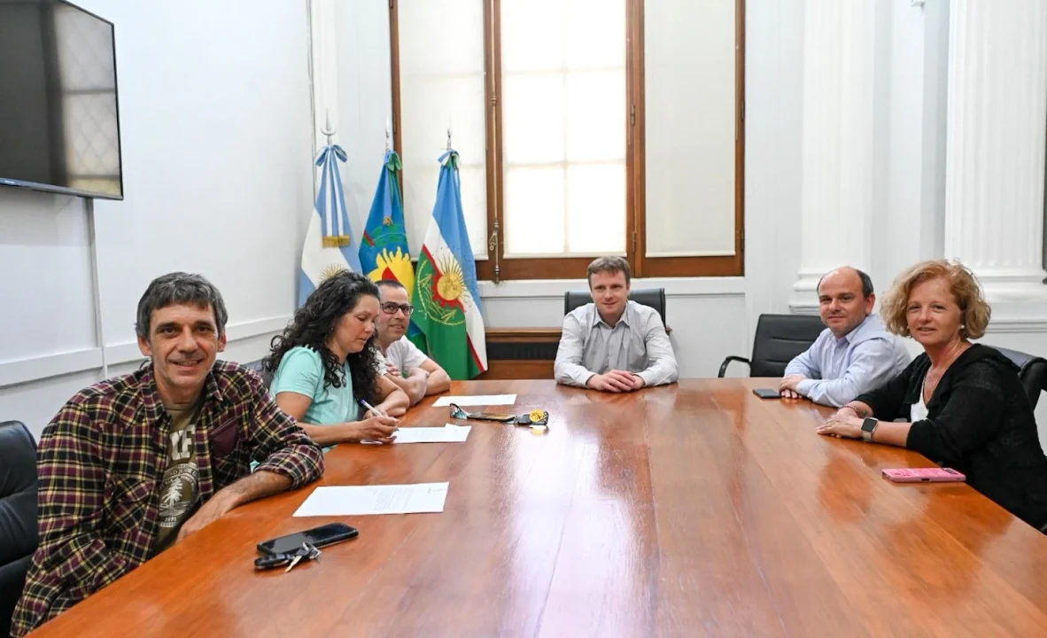 El Intendente entregó créditos a productores apícolas y ganaderos gestionados por el Municipio