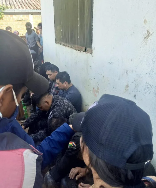 Imágenes en redes muestran la retención de policías y periodistas por bloqueadores en Mairana