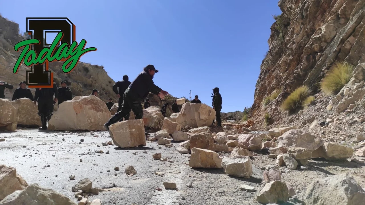 La Policía desbloquea la ruta en Sayari, conectando Cochabamba con el occidente del país