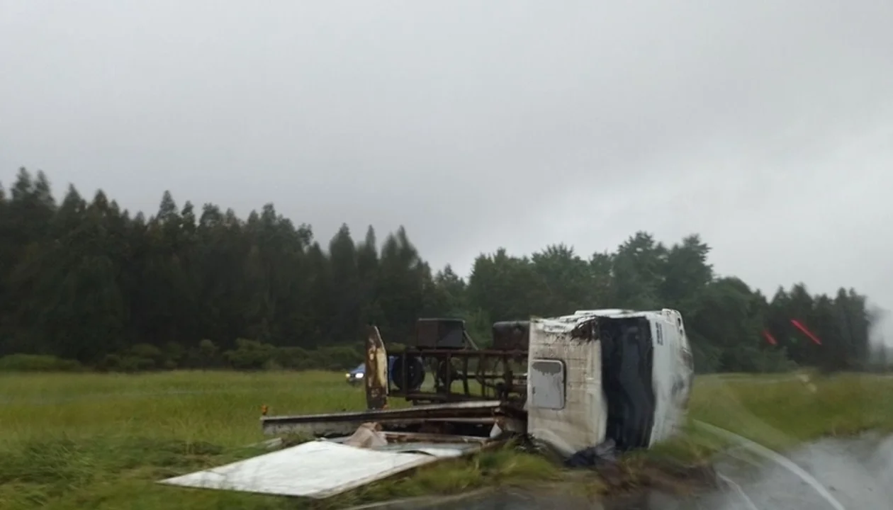 En medio de la tormenta volcó un camión en la ruta 226