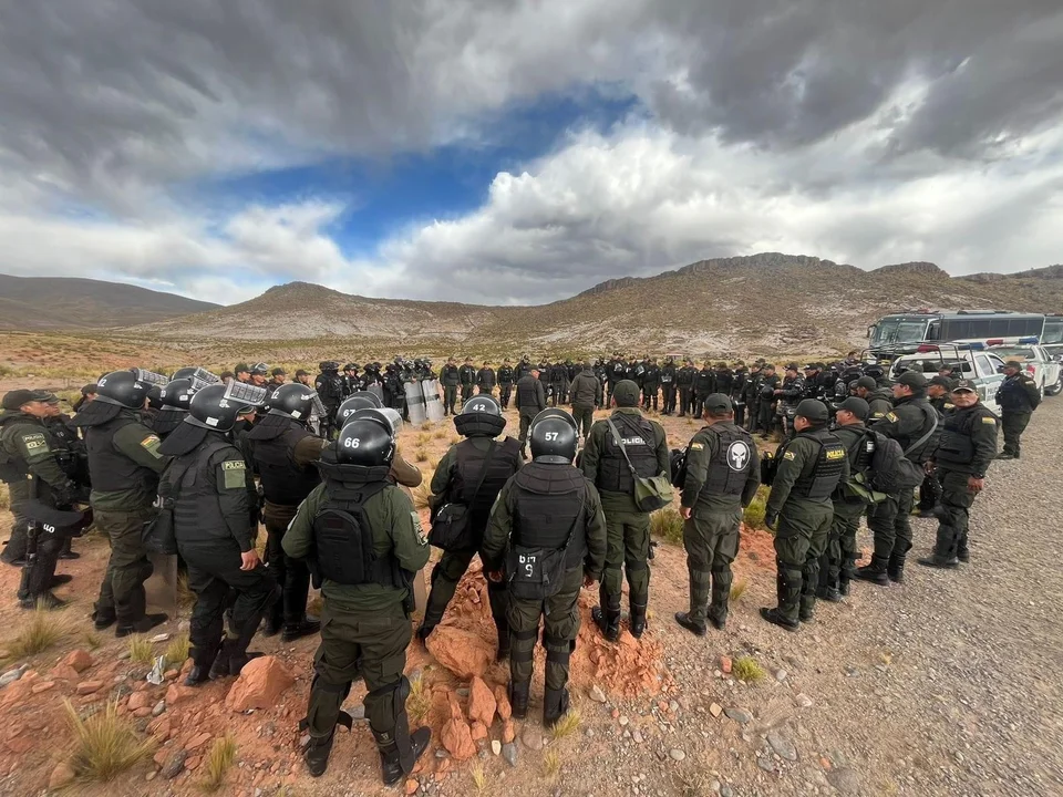 Intento de bloqueo en la carretera Oruro-Potosí se disipa ante presencia policial