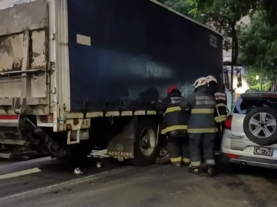 Flores: una moto chocó contra un camión