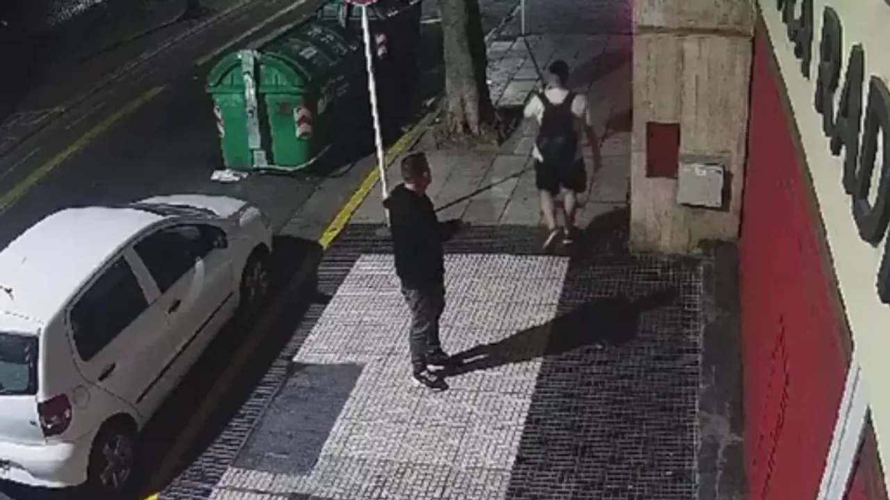 Imagen de la cámara de seguridad del local de la UCR