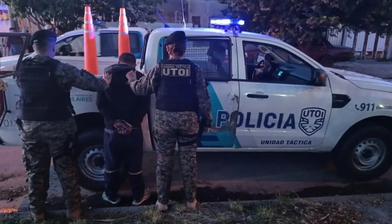 Detienen a un hombre buscado por la Justicia mientras circulaba en una moto robada