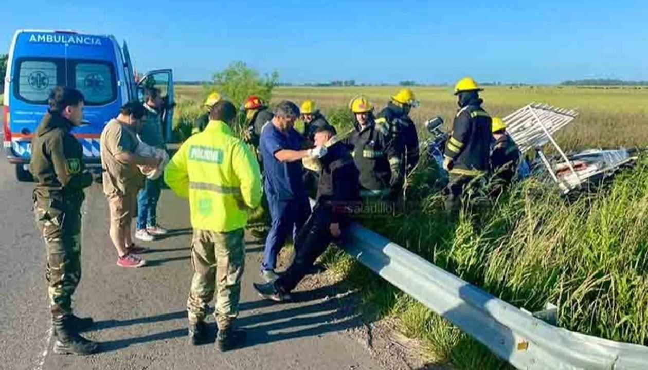 Camionero olavarriense volcó en Saladillo: dos personas fueron hospitalizadas