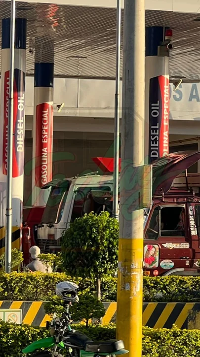 Denuncian largas filas para cargar gasolina en bidones, a pesar de que está prohibido