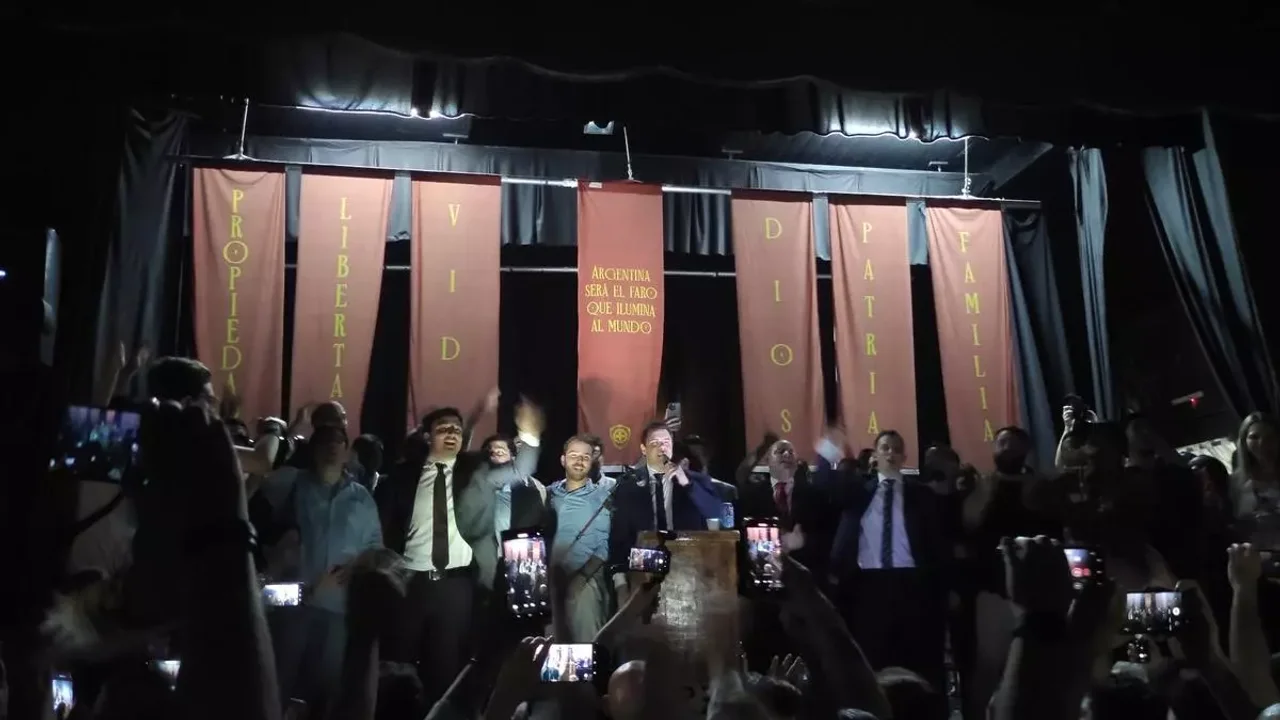Libertarios durante el lanzamiento de "Las fuerzas del cielo".