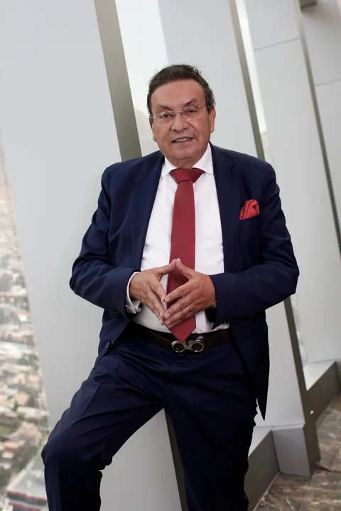 Rolando Kempff Bacigalupo. Licenciado en economía de la UMSA, doctorado Ph.D. en Relaciones Internacionales de la Universidad del Salvador de Argentina, Académico de Número de la ABCE y Presidente de la Federación de Empresarios Privados de La Paz (FEPLP).