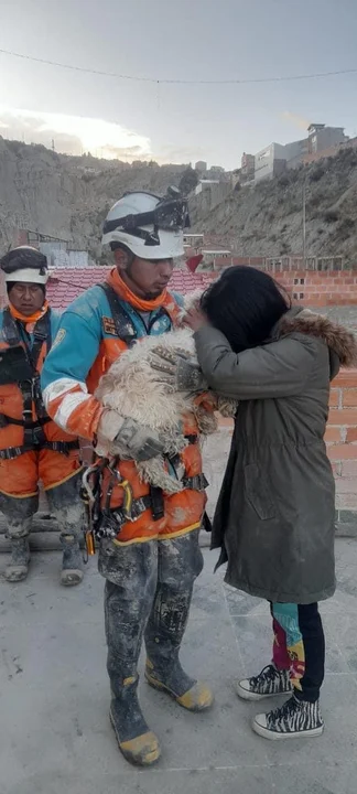 Los bomberos continúan con las labores de rescate y recuperación en Bajo Llojeta