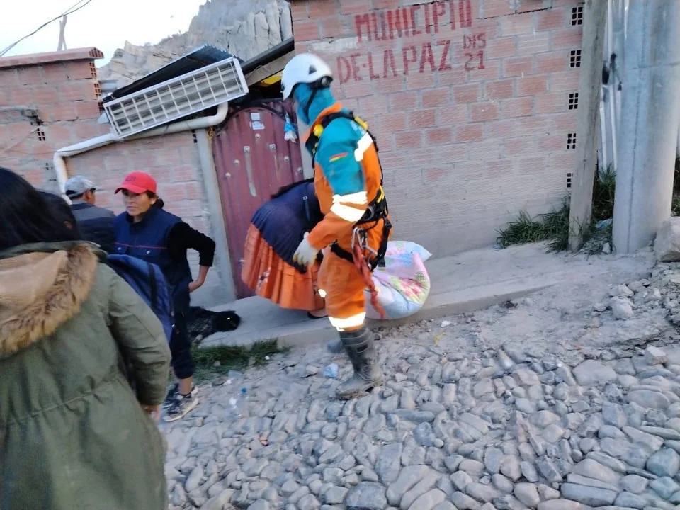 Los bomberos continúan con las labores de rescate y recuperación en Bajo Llojeta