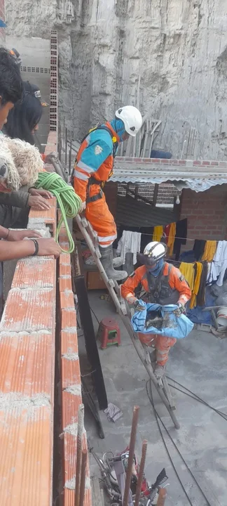 Los bomberos continúan con las labores de rescate y recuperación en Bajo Llojeta