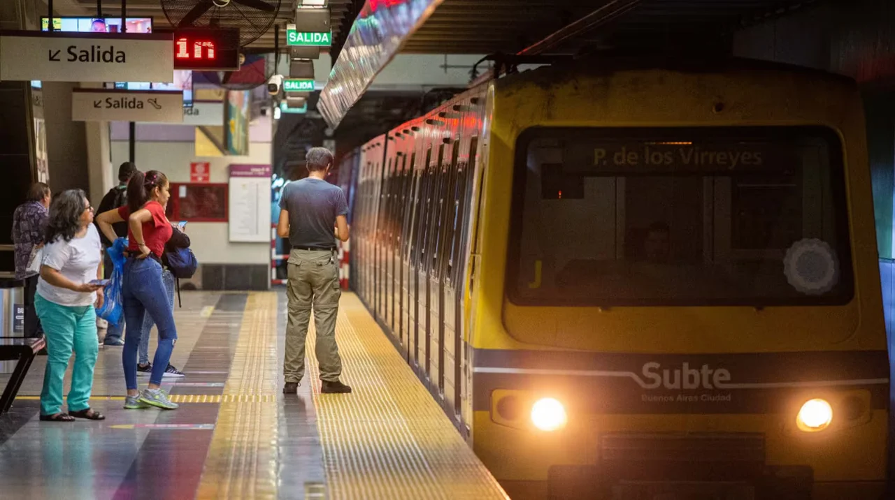 Desde el lunes debutan los molinetes multipago en los subtes porteños