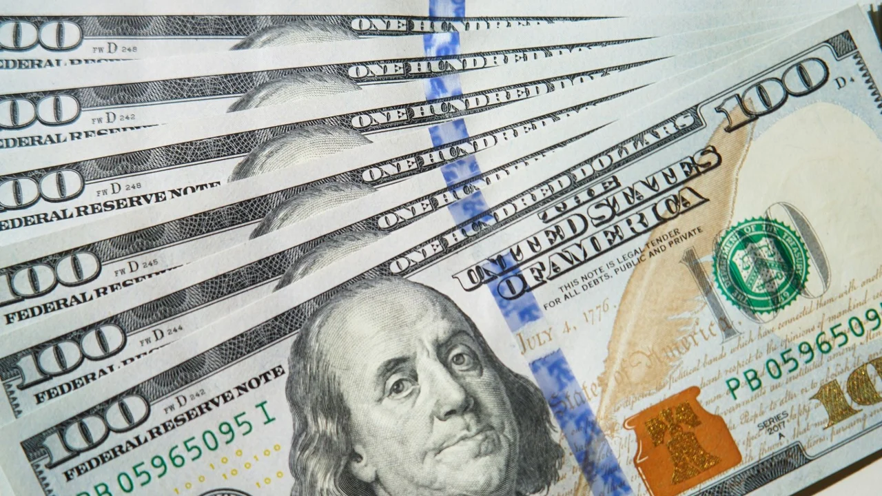 Dólar blue cotiza hoy a  $1.055 y $1.085 para la venta