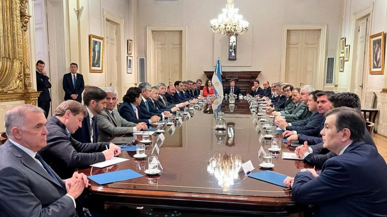 Milei junto a gobernadores.