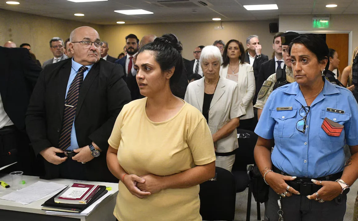 La enfermera señalada como presunta asesina serial de bebés testifica en el juicio en su contra