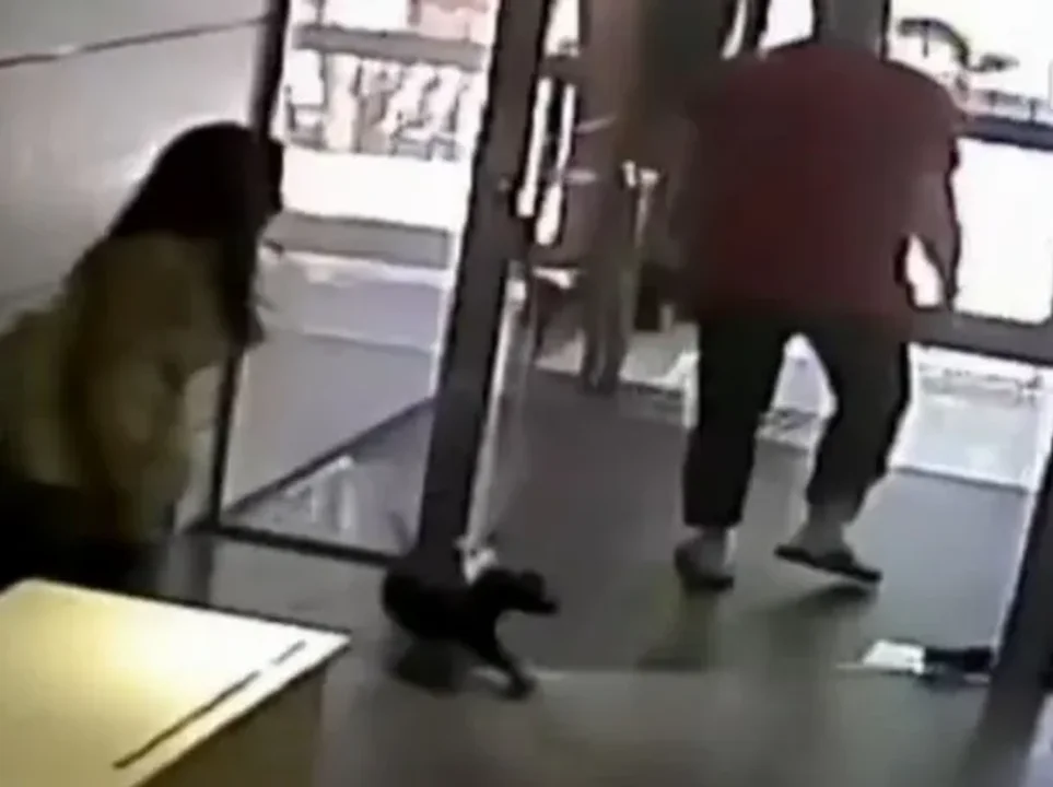 Pánico en Balvanera: un vecino violento amenaza a los residentes del edificio donde vive.