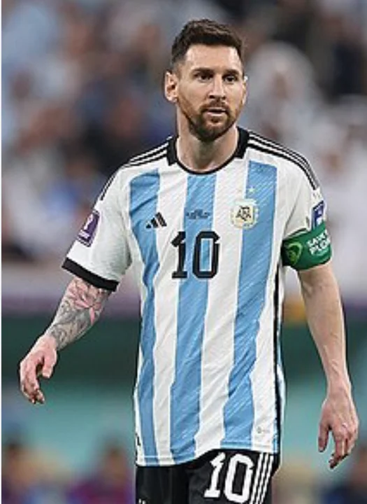 Multan a un influencer por molestar a Messi