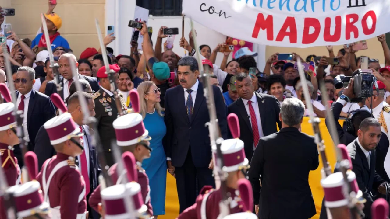 Venezuela: Maduro asumió el poder por tercera vez consecutiva en medio de acusaciones de fraude.