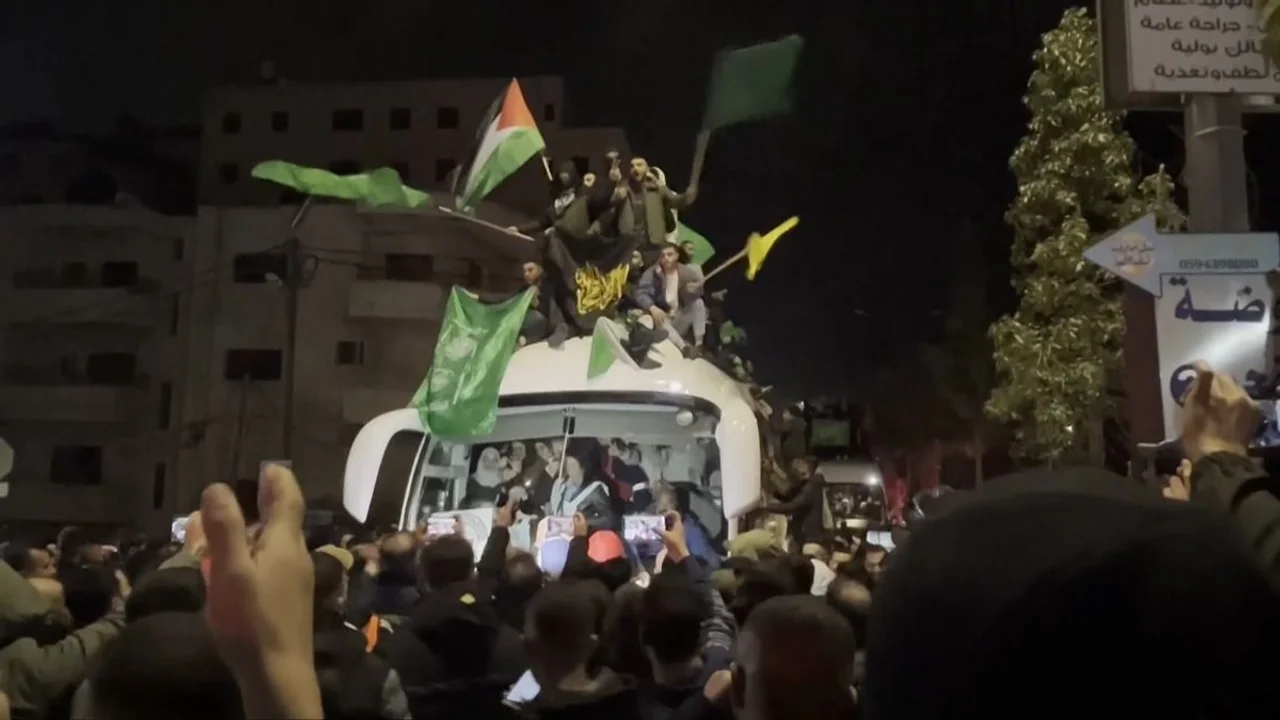 Israel liberó a 90 prisioneros palestinos como parte de la primera fase de un acuerdo de alto el fuego con Hamas