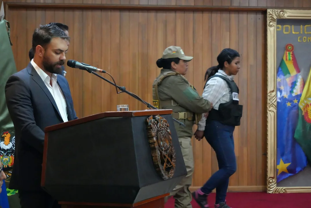 Madre y dos niños reportados como desaparecidos son encontrados; la mujer es aprehendida por varios delitos