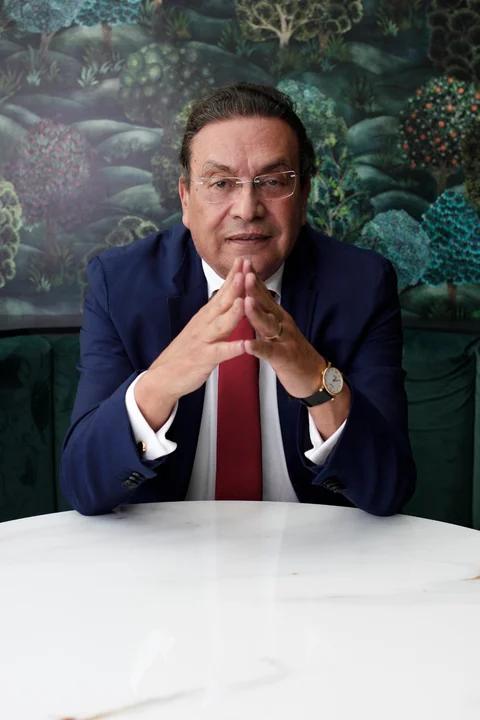 Rolando Kempff Bacigalupo. Licenciado en economía de la UMSA, doctorado Ph.D. en Relaciones Internacionales de la Universidad del Salvador de Argentina, Académico de Número de la ABCE y Presidente de la Federación de Empresarios Privados de La Paz (FEPLP).
 