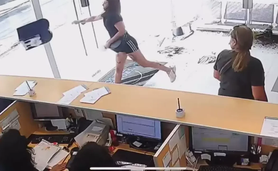 En un ataque de ira, una paciente destrozó el hall de una clínica porque le desconocieron un pago