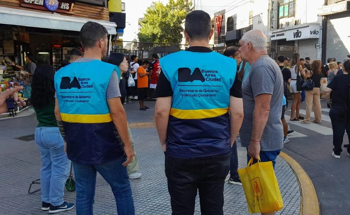 Desalojan a 5,000 manteros en Flores mediante un gran operativo policial