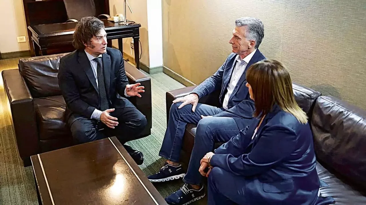 Mauricio Macri reaparece en medio del escándalo por la estafa cripto.