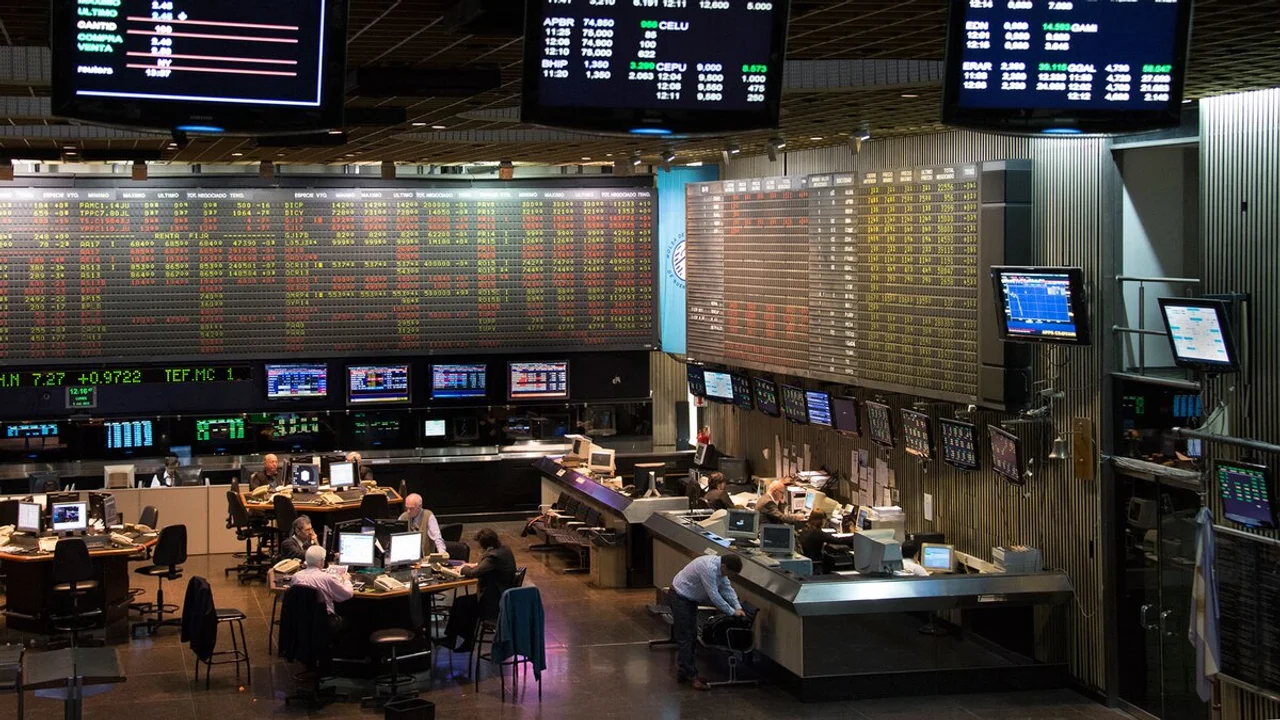 El escándalo de $LIBRA impacta en el S&P Merval, que se desploma casi un 4%