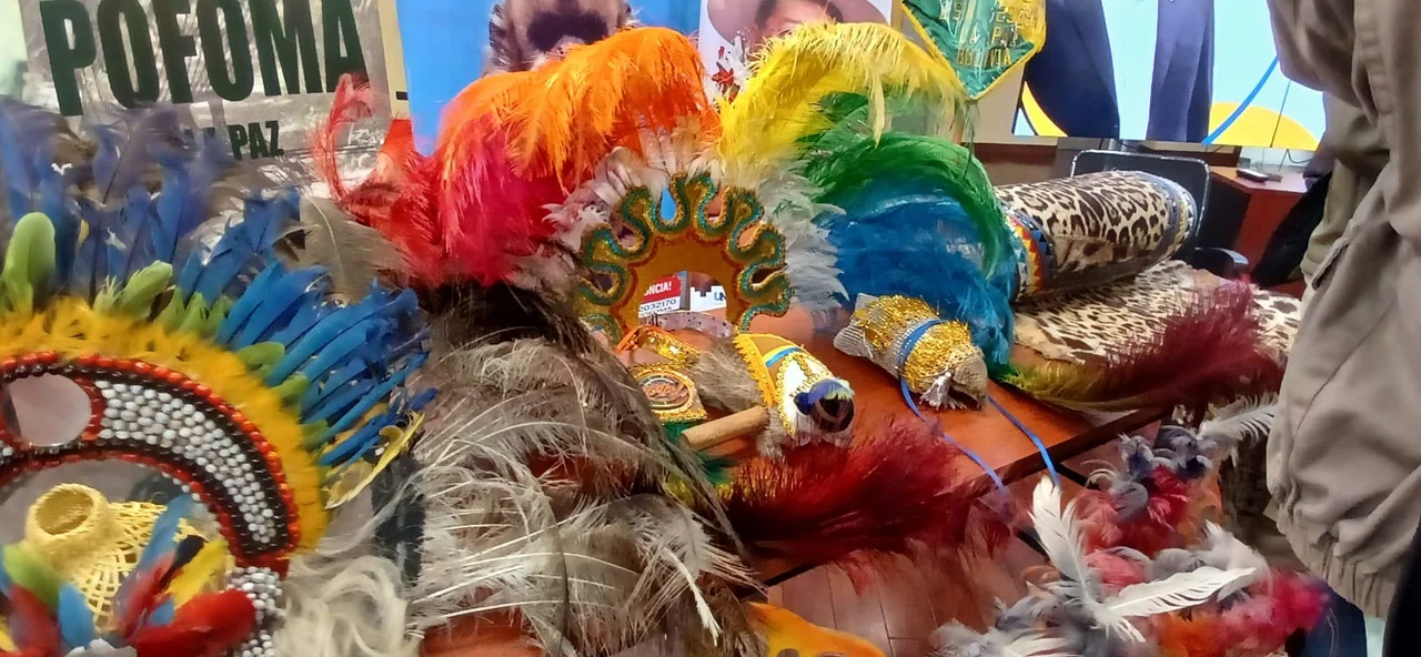 Gobierno ratifica prohibición del uso de partes de fauna silvestre en trajes folclóricos y presenta lista de espumas autorizadas
