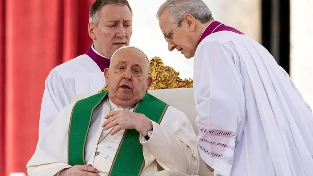El papa Francisco pasó bien la noche "y está descansando", pero su estado sigue siendo crítico